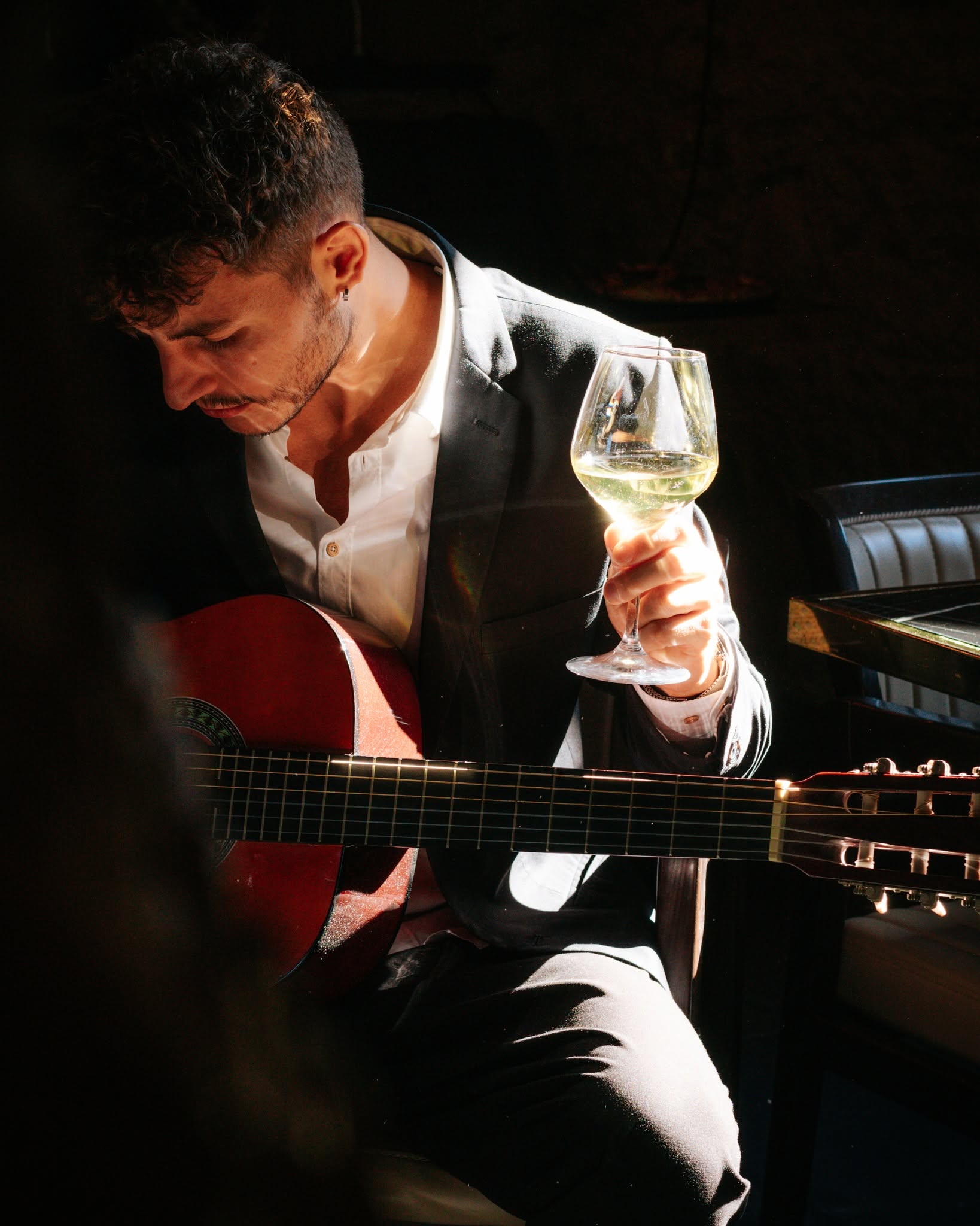 Chitarra e calice in sala