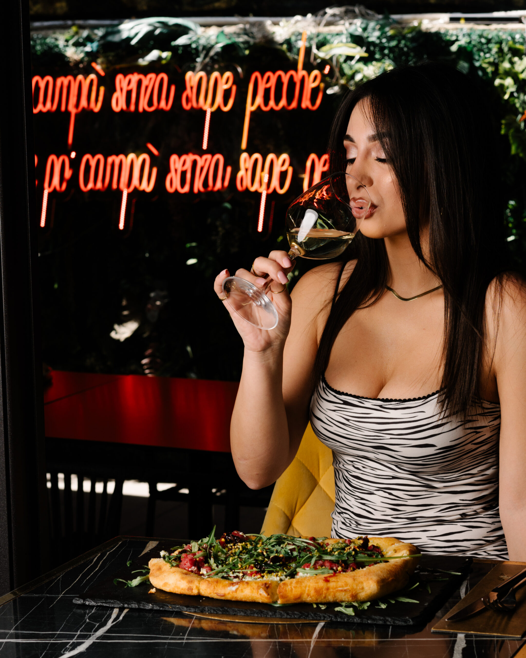 Pizza e insegne al neon — Bagaria